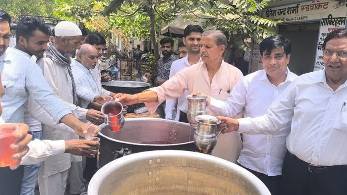 अधिवक्ताओं ने छबील लगाकर बुझाई लोगो की प्यास