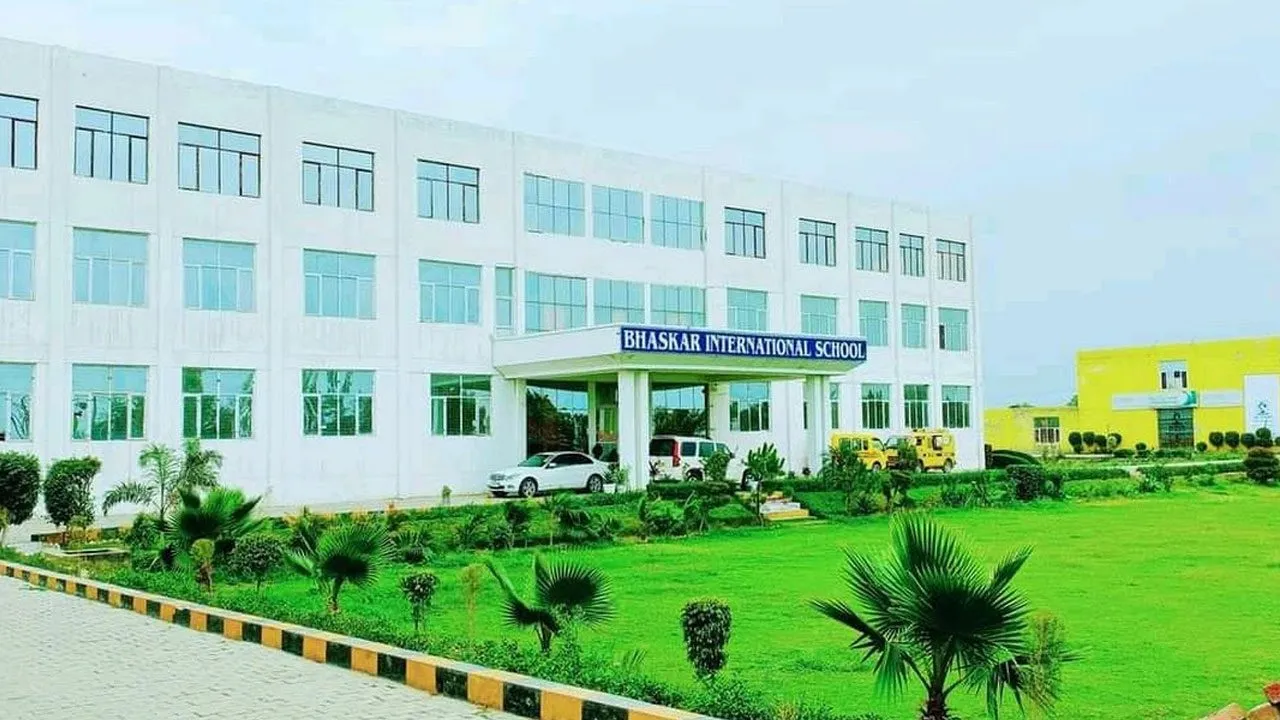 गरीब बच्चों को एडमिशन दे भास्कर इंटरनेशनल स्कूल