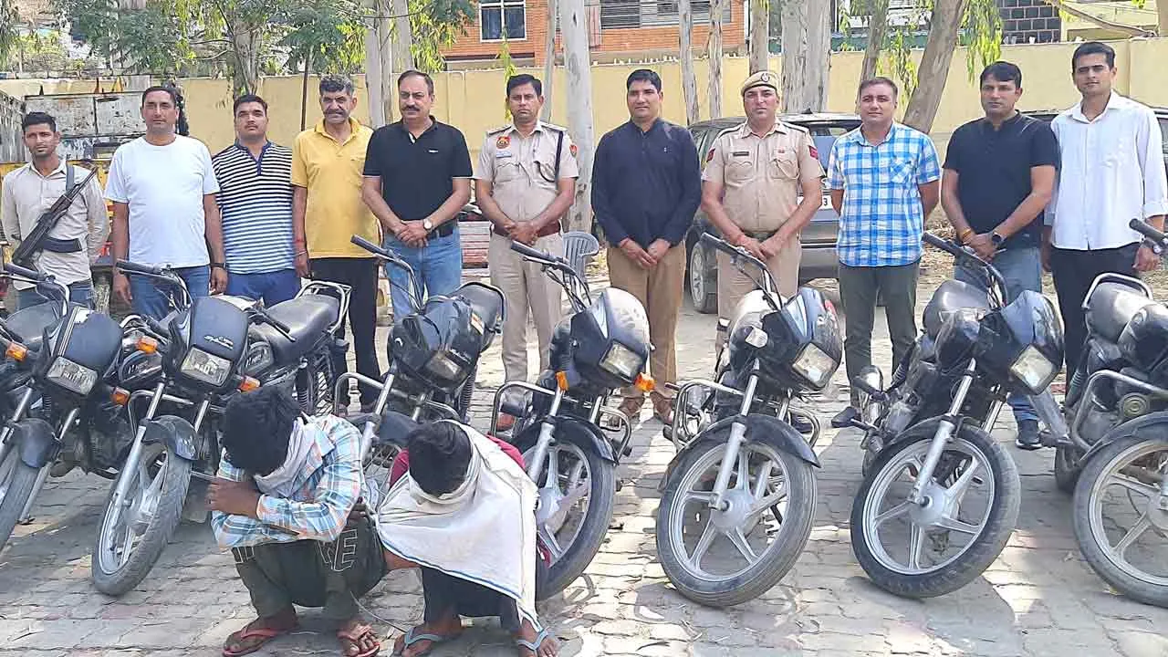 पुलिस ने 2 बाइक चोर गिरोह का किया भंडाफोड़, 4 आरोपी 13 चोरीशुदा बाइक सहित काबू