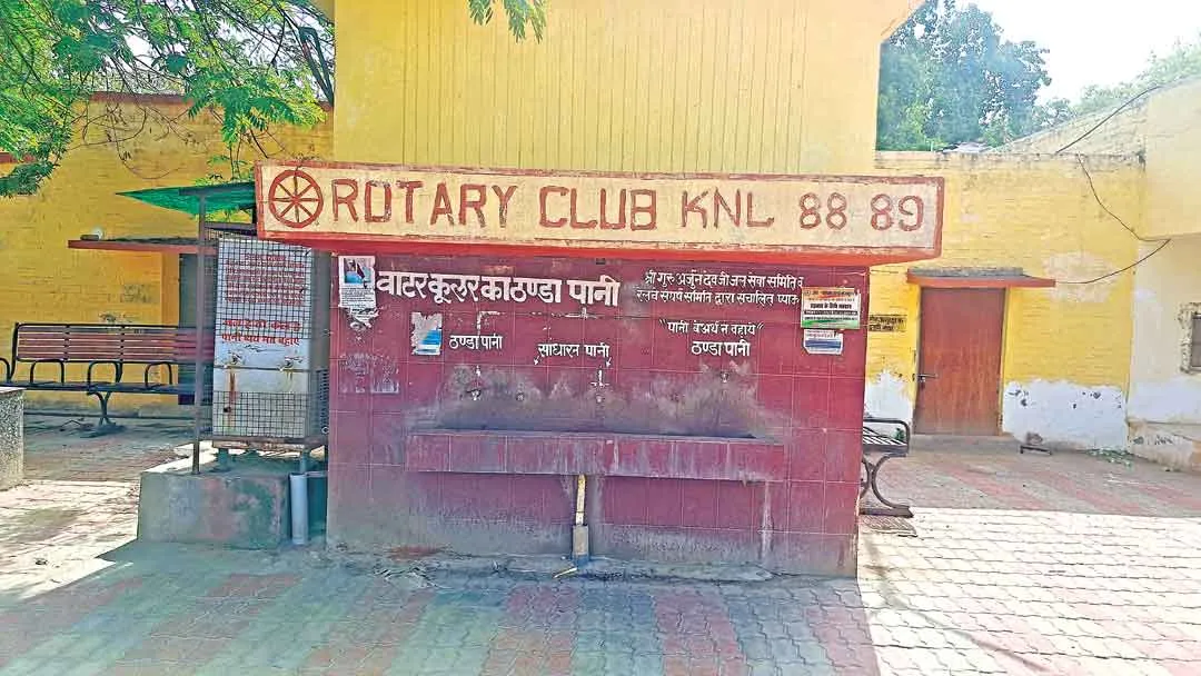 Railway Station: भयंकर गर्मी में रेलवे स्टेशन पर पानी के लिए तरस रहे यात्री