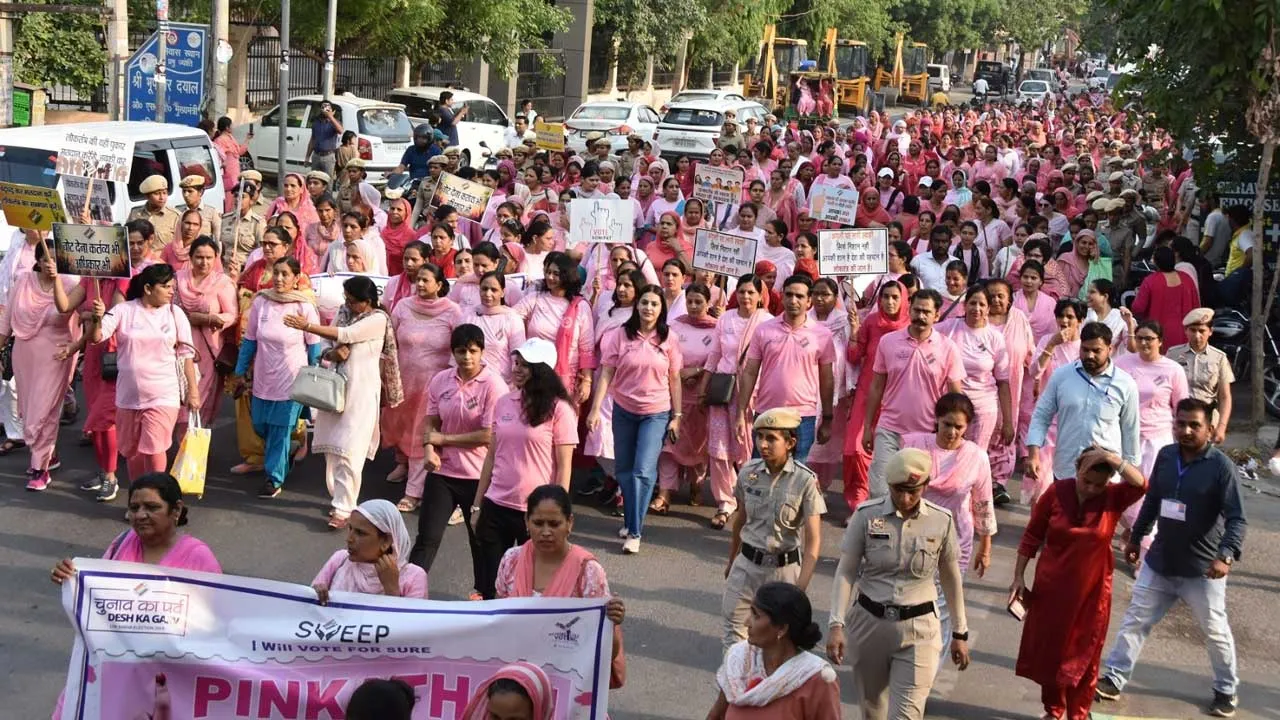 मतदान प्रतिशतता को बढ़ाने में महिलाओं की अहम भूमिका- डॉ. मनोज कुमार