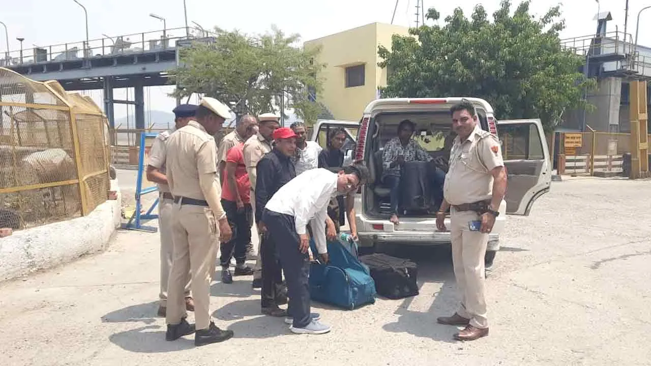 हथिनिकुंड बैराज पर यूपी से आने वाले वाहनों की चेकिंग करती हरियाणा पुलिस
