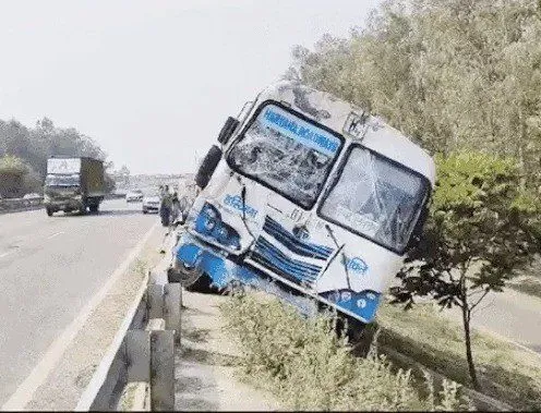 Roadways Bus Accident: ट्रक से टकराकर रोडवेज बस दुर्घनाग्रस्त, ड्राइवर की मौत, दर्जनभर यात्री घायल
