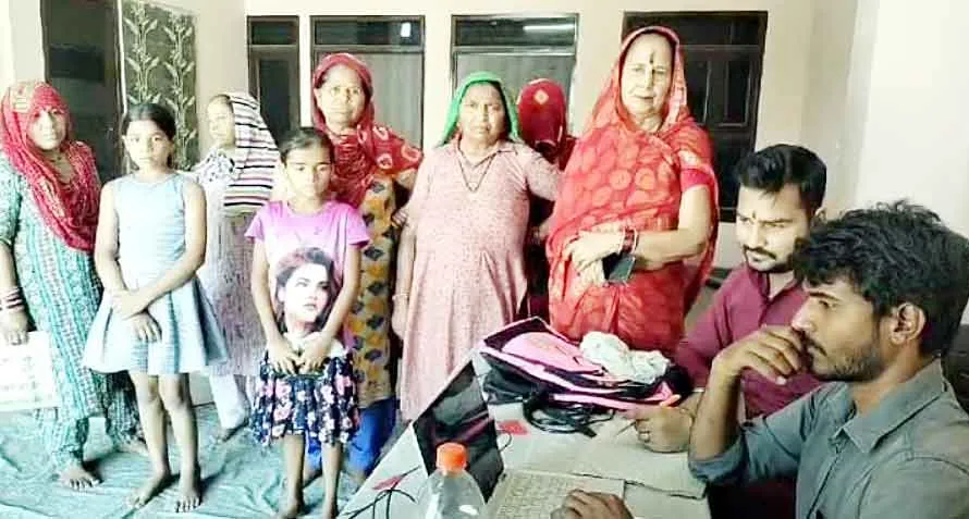 KYC of Gas Consumers: मौका था गैस उपभोक्ताओं की केवाईसी का, उमड़े सैकड़ों लोग
