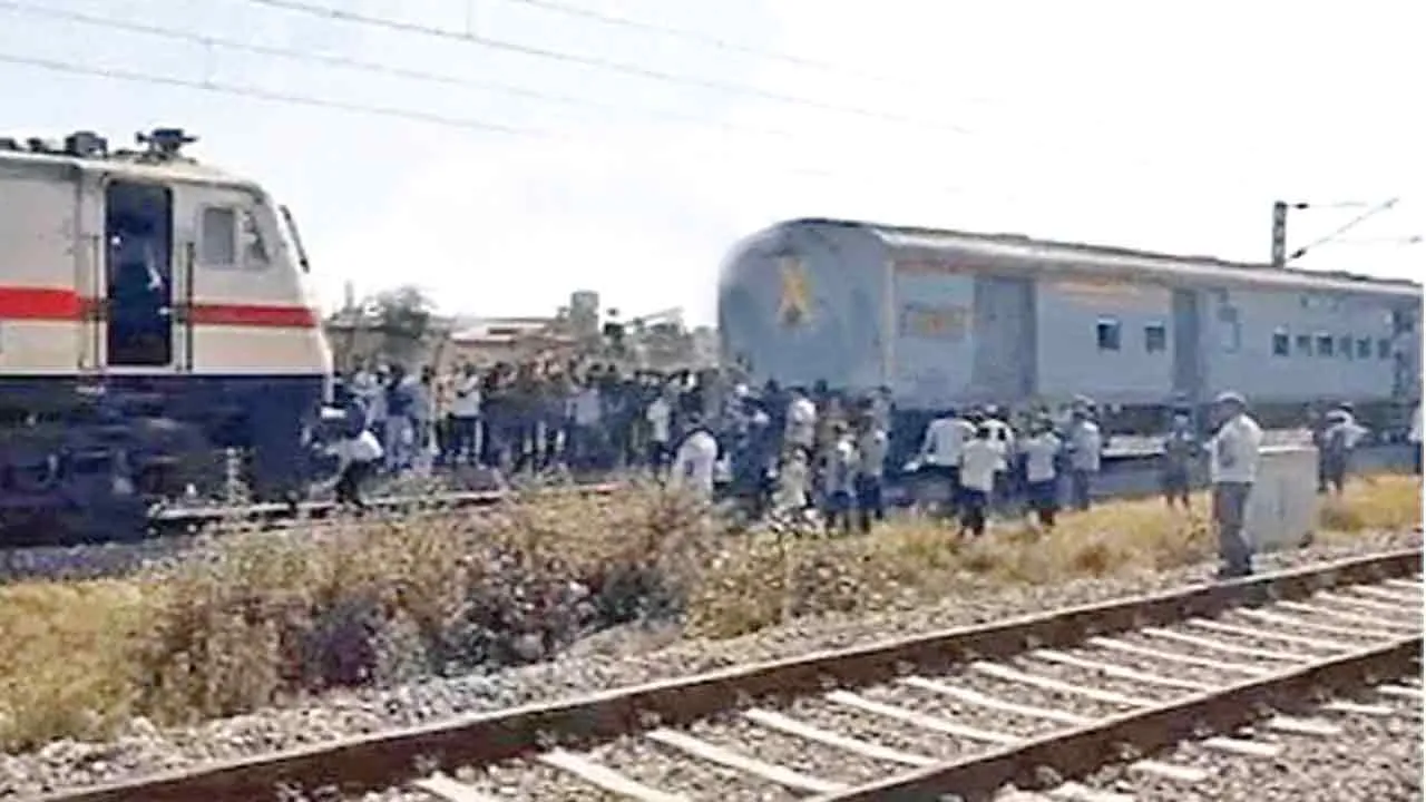 Indian Railways: चलती रेलगाड़ी से अलग हुआ इंजन