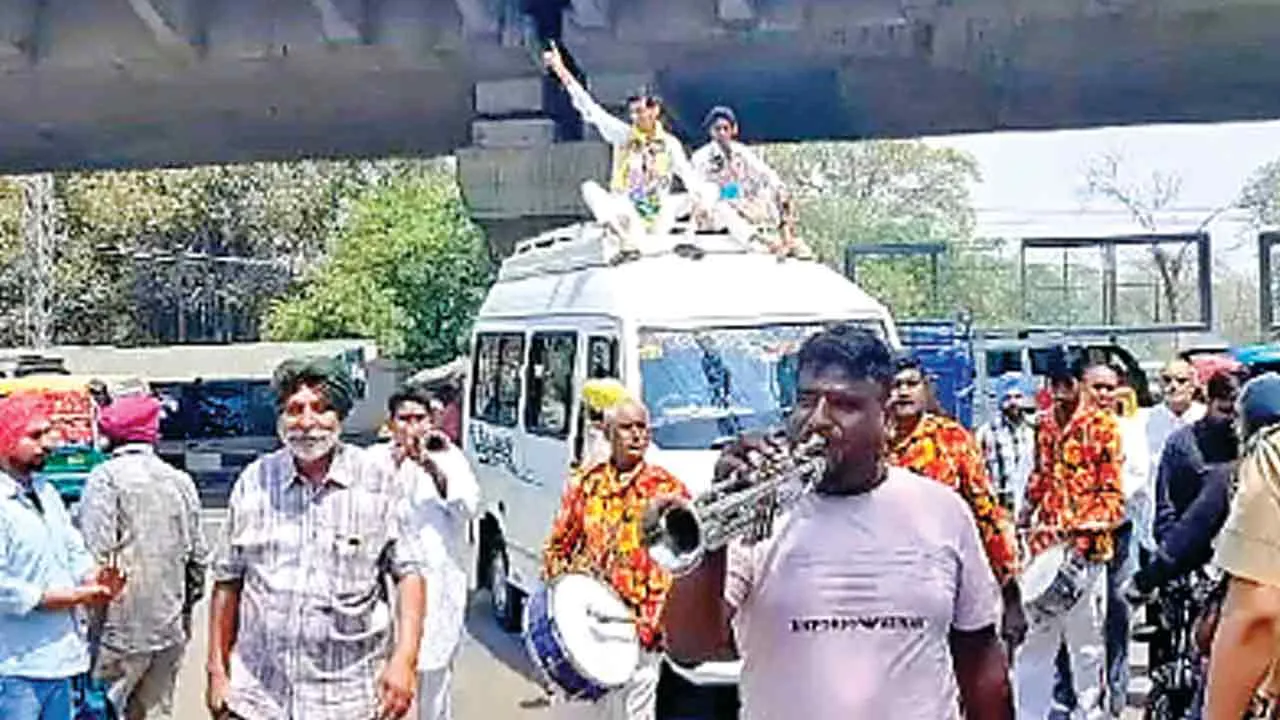 लग्या टैंट ते विछे गलीचे, डीसी दफ्तर बण्या शगनां वाला वेहड़ा!