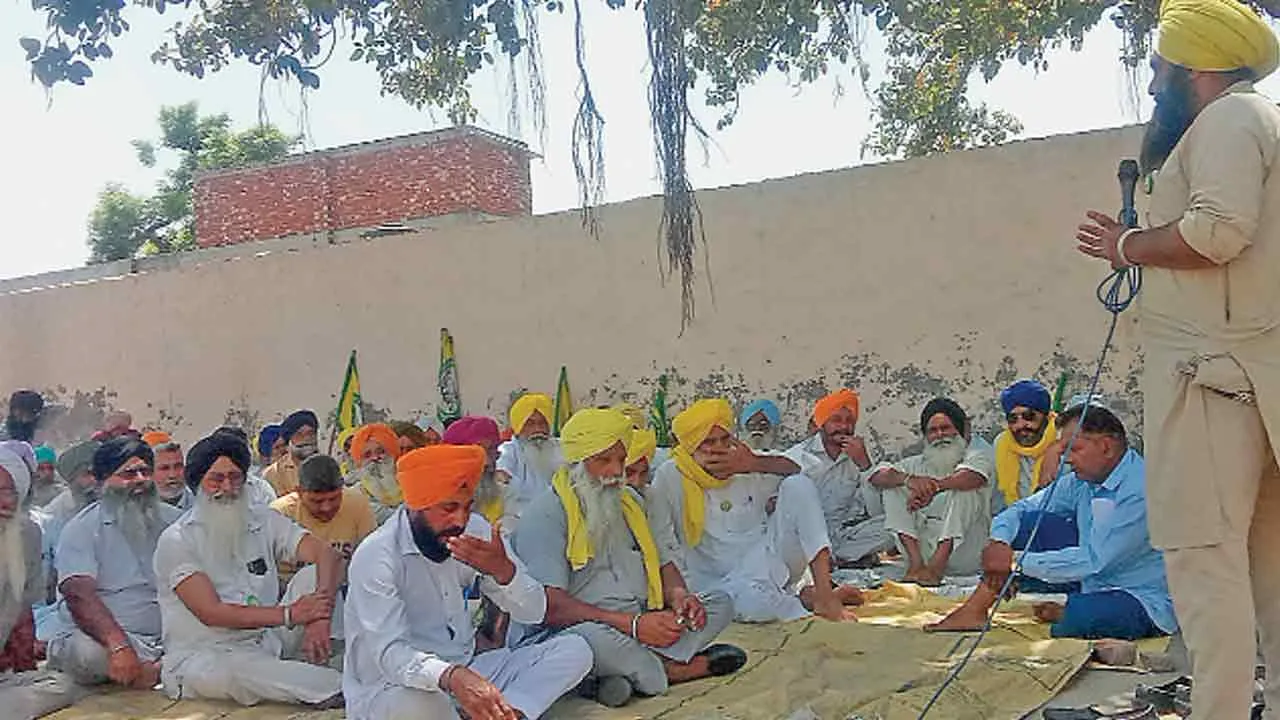 Farmers Protest: किसानों के विरोध के कारण जमीन की कुर्की रुकी