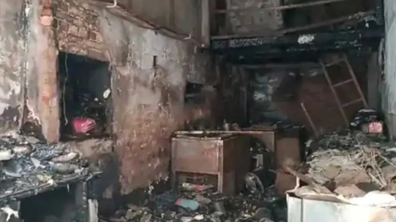 Fire: शार्ट सर्किट से डेयरी में लगी आग, लाखों का नुक्सान