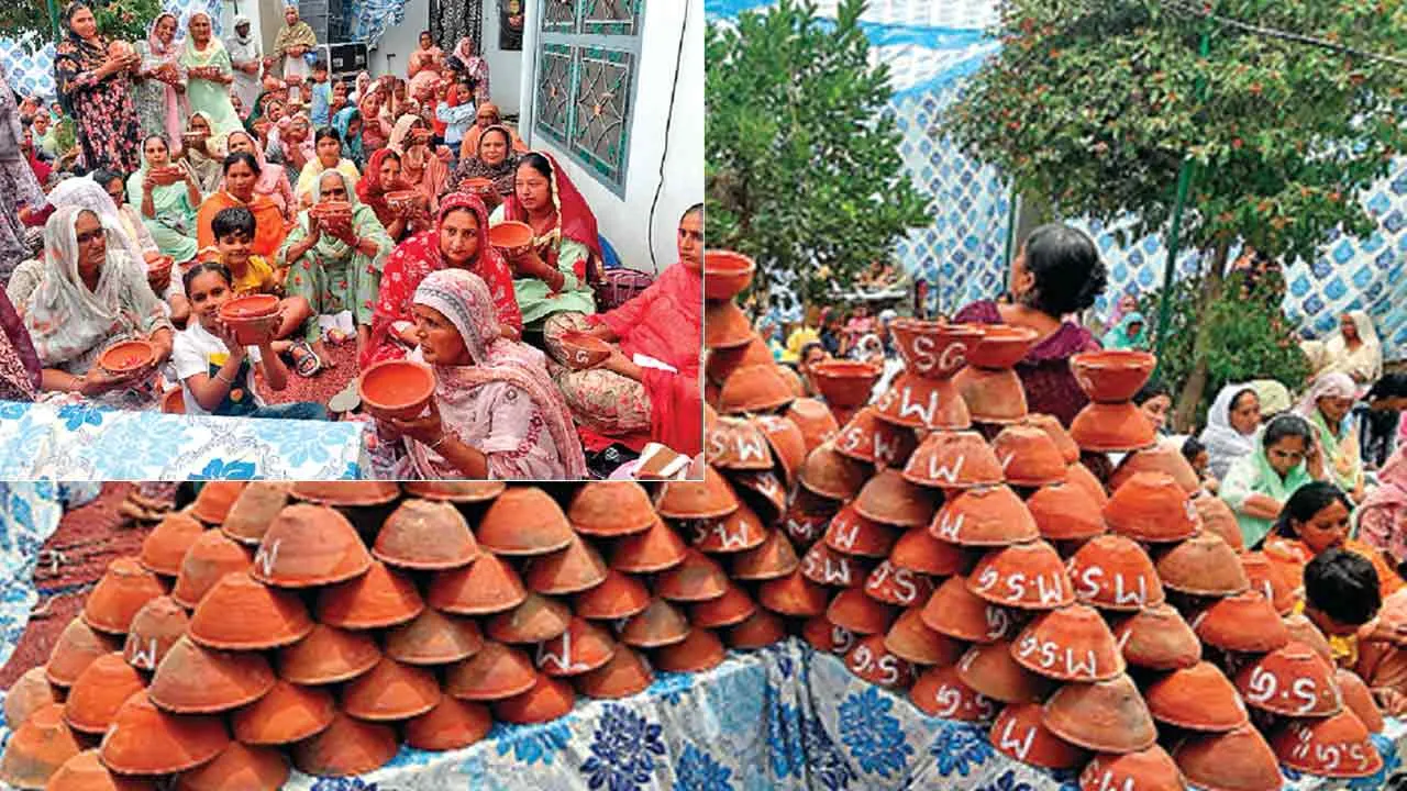 सराहनीय पहल: ब्लॉक महल कलां की साध-संगत ने पक्षियों के लिए बांटें 300 सकोरे