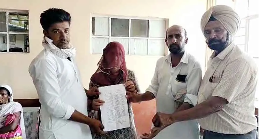 पुलिस के मुकदमा दर्ज नहीं करने पर थाना प्रभारी को सस्पेंड करने की मांग
