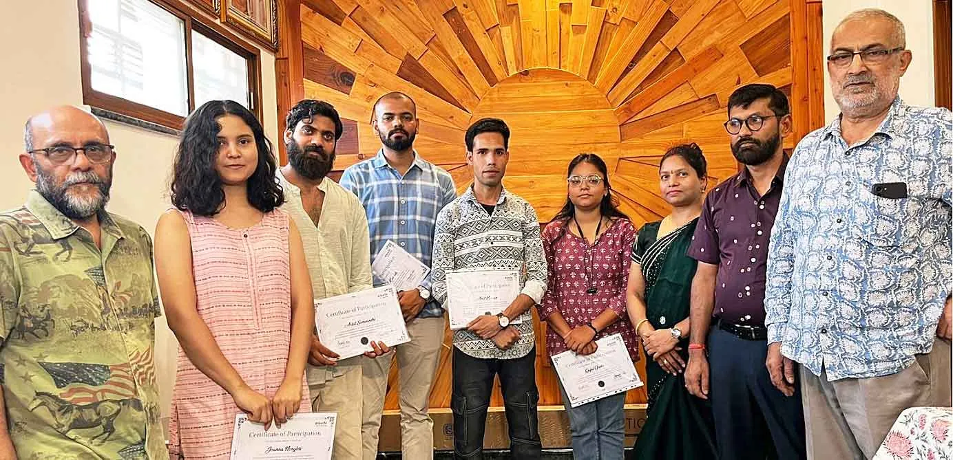मेटल स्कल्पचर इंटर्नशिप प्रोग्राम के प्रतिभागियों का सम्मान