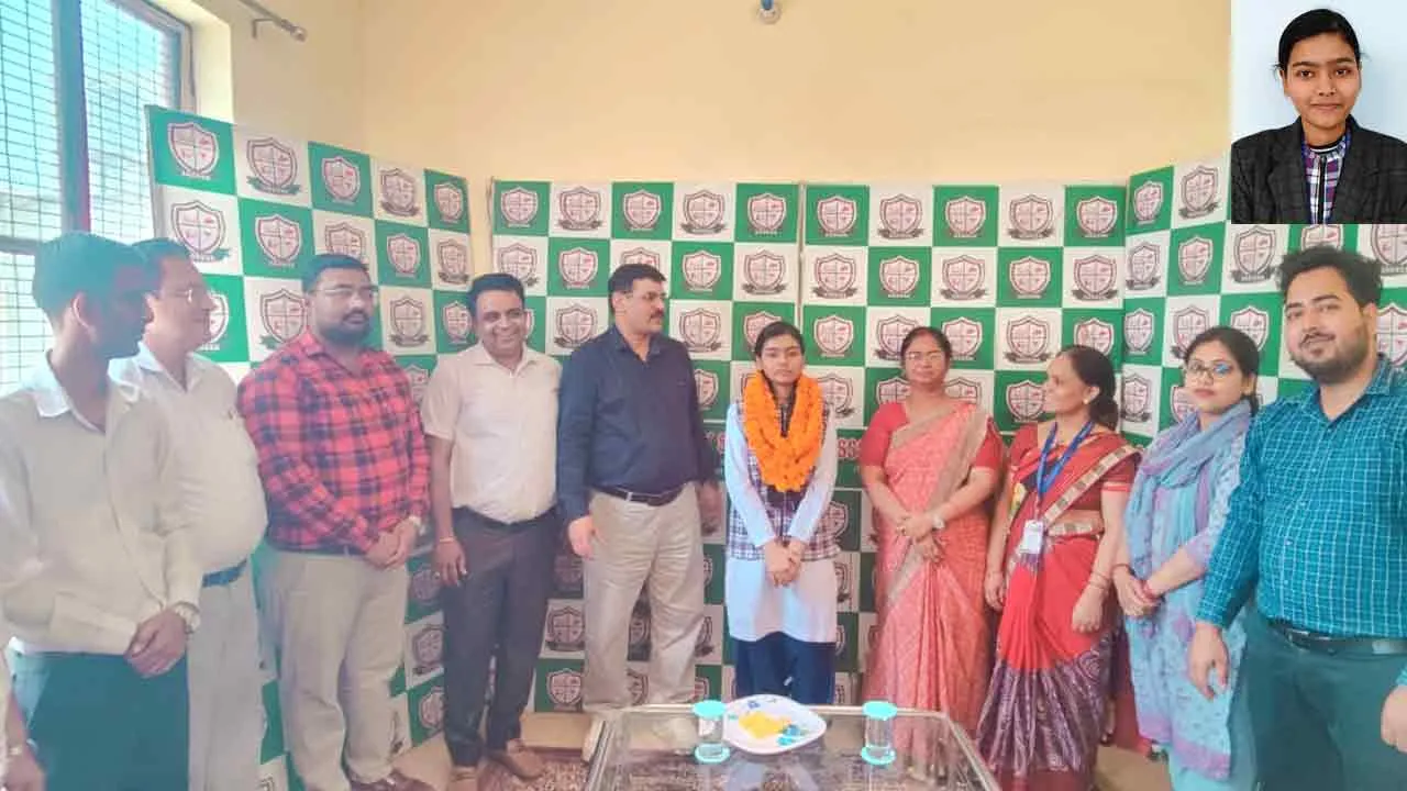 शिखर शिक्षा सदन की छात्रा मिस्टी प्रजापति ने जिले में पाया चौथा स्थान