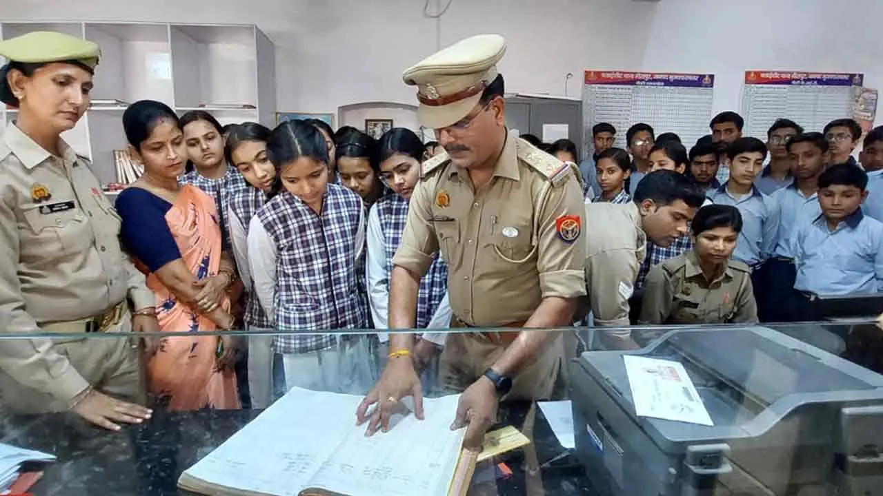 शिखर शिक्षा सदन के छात्र-छात्राओं ने किया थाने का शैक्षिक भ्रमण