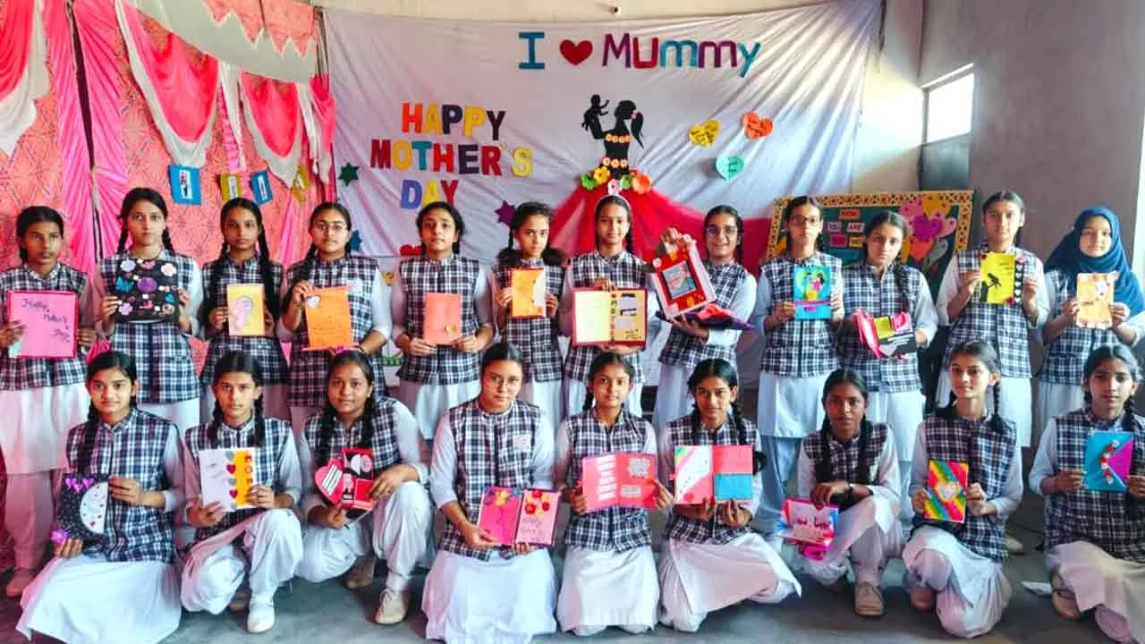शिखर शिक्षा सदन के बच्चों ने मातृ दिवस पर बनाए सुन्दर कार्ड