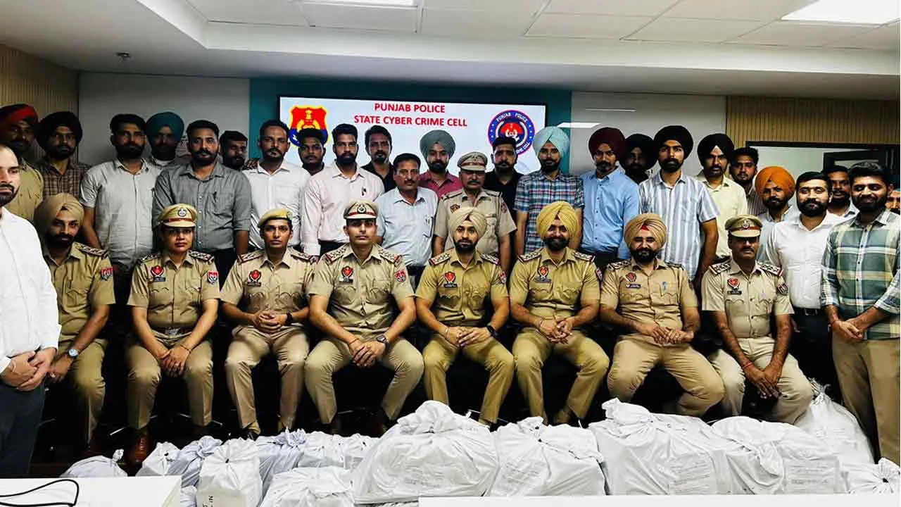 क्रेडिट कार्ड का सिबिल स्कोर कम होने पर देते थे लोन का लालच