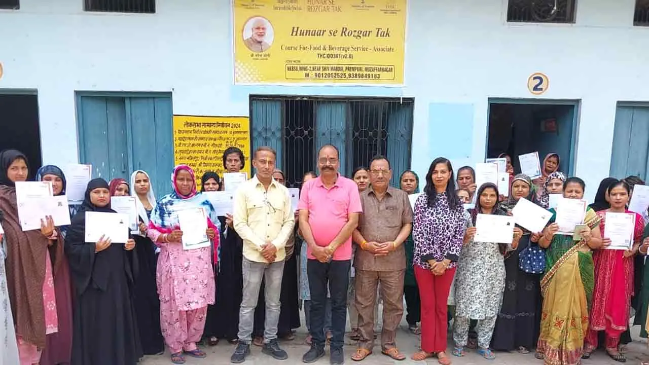 फूड विक्रेताओं को बांटे प्रमाण पत्र