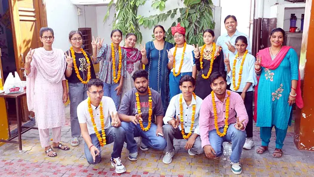 उच्च अंक प्राप्त करने वाले विद्यार्थी सम्मानित