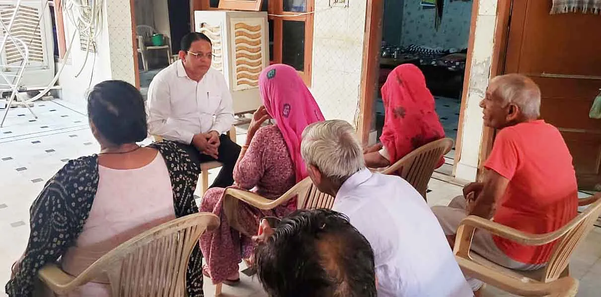 वरिष्ठ नागरिकों को दी विधिक जानकारी