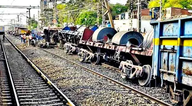 Indian Railways: यह रेलगाड़ी पटरी से उतरी, 20 से ज्यादा ट्रेनें प्रभावित, हैल्पलाइन नंबर जारी