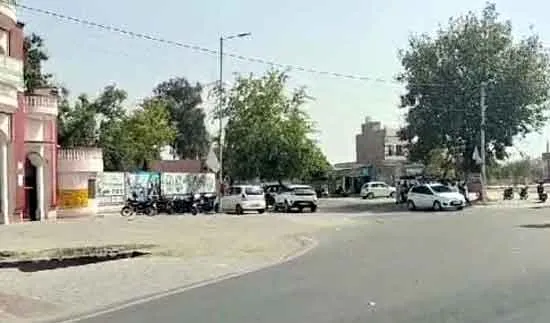 अव्यवस्थित तरीके से गाडिय़ां खड़ी करने से हादसे का अंदेशा