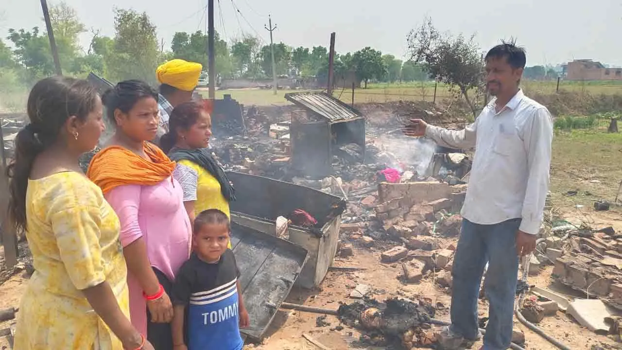 आग लगने से तीन झोपड़ियां जलकर राख