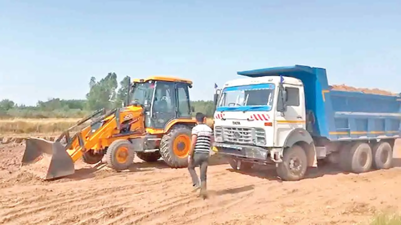 पटियाला में माइनिंग विभाग की दो जगह छापेमारी, आरोपी फरार