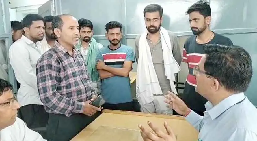 अधर में लटक रहे खेल मैदान की चारदीवारी का निर्माण करवाने की मांग