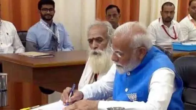 Prime Minister Modi : प्रधानमंत्री नरेंद्र मोदी ने भरा वाराणसी से नामांकन