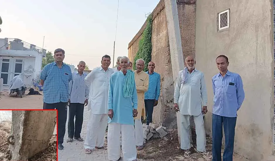 टूटे विद्युत पोल बदलवाने की माँग को लेकर ग्रामीणों ने किया प्रदर्शन