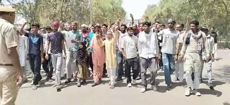 Protest Villagers: ”राजनैतिक दबाव में पुलिस नहीं कर रही शेष आरोपियों को गिरफ्तार”