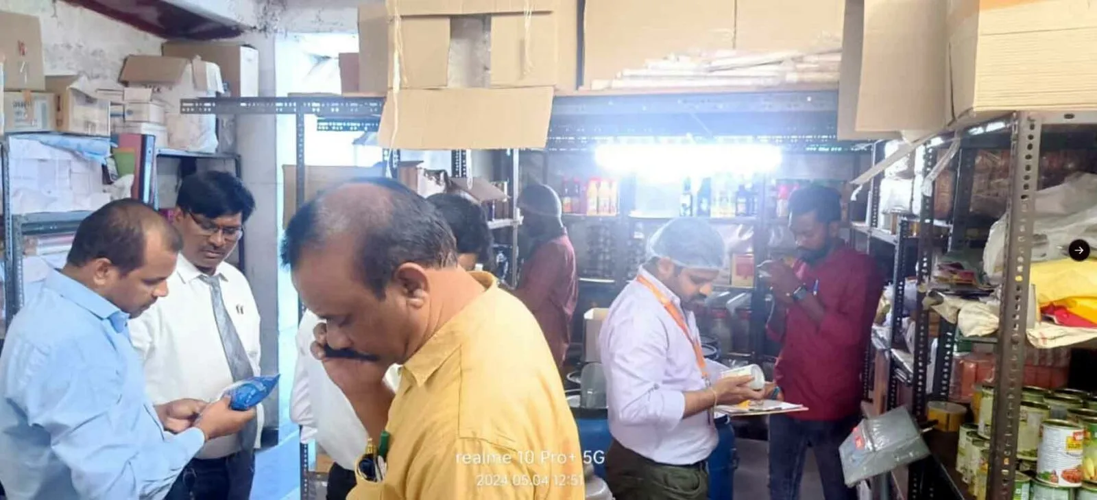 FSSAI Raid: नियमों का उल्लंघन: एक्सपायर्ड उत्पाद बेच रही कराची बेकरी!