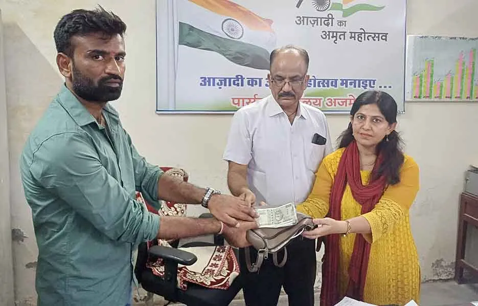 रेलवे कर्मचारी ने किया ऐसा काम, यात्री की ख़ुशी का नहीं रहा कोई ठिकाना!