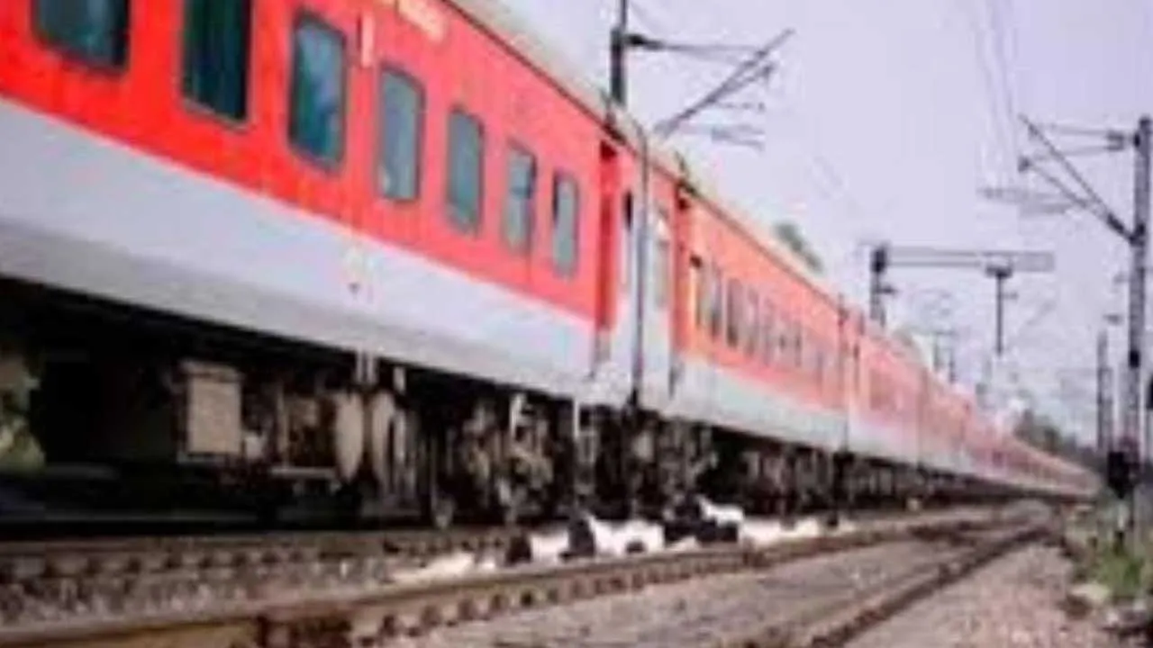 Indian Railway: मुरी एक्सप्रेस के पैनल से धुआं निकला, यात्रियों में मचा हड़कंप