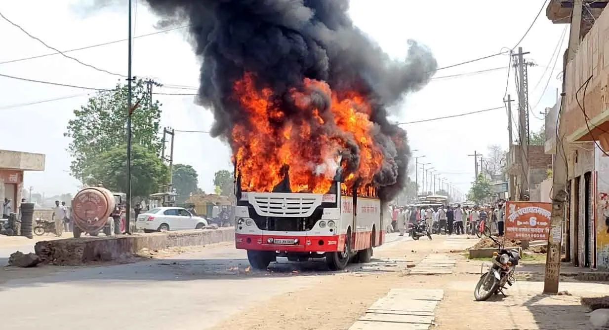 Roadways Bus Accident: लोक परिवहन बस ने कुचला किसान, गुस्साई भीड़ ने बस फूंकी