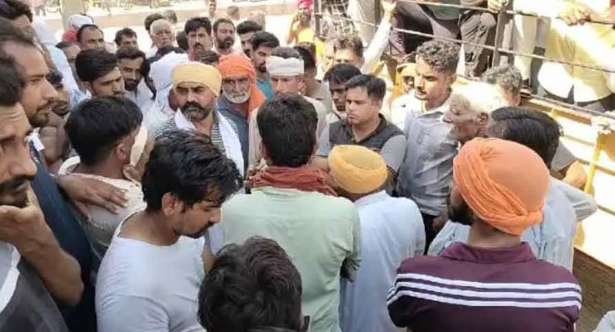 रोक के बावजूद गांव से गुजर रही लोक परिवहन सेवा की बस रोकी, पहुंचे डीटीओ व पुलिस