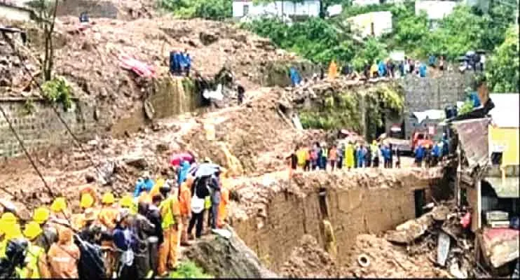 Remal Cyclone Update: रेमल की तबाही का डरावना मंजर, इमारतें ढही, घर गिरे, सड़कें और पुल बहे, 17 मरे, कई लापता