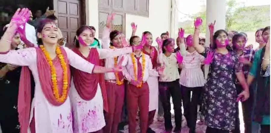 शत-प्रतिशत रहा रत्नदीप मॉडल स्कूल विज्ञान-कला वर्ग का परीक्षा परिणाम
