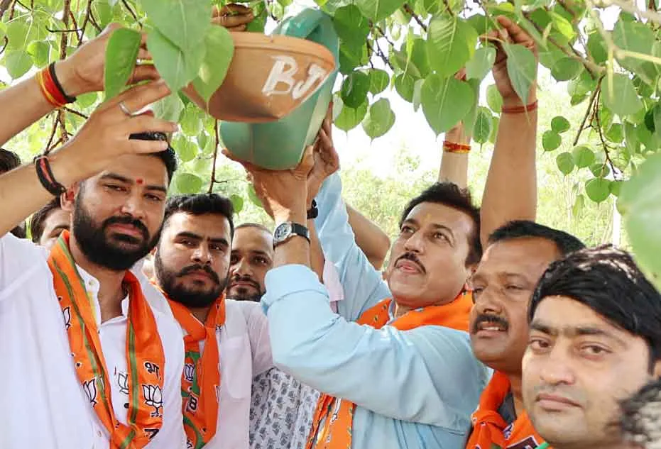 “एक परिंडा मेरा भी”: कैबिनेट मंत्री कर्नल राज्यवर्धन सिंह राठौड़ ने लगाएं बेजुबान पक्षियों के लिए परिंडे