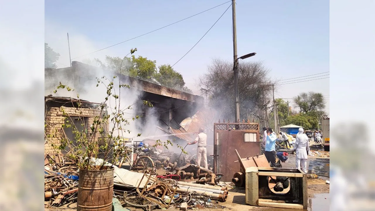 Cylinder Blast: कबाड़ की दुकान में सिलेंडर फटने से लगी आग, तीन झुलसे