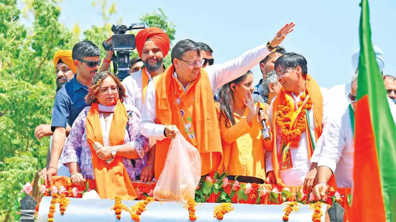 भाजपा प्रत्याशी के समर्थन में उत्तराखंड के सीएम धामी ने निकाला रोड शो