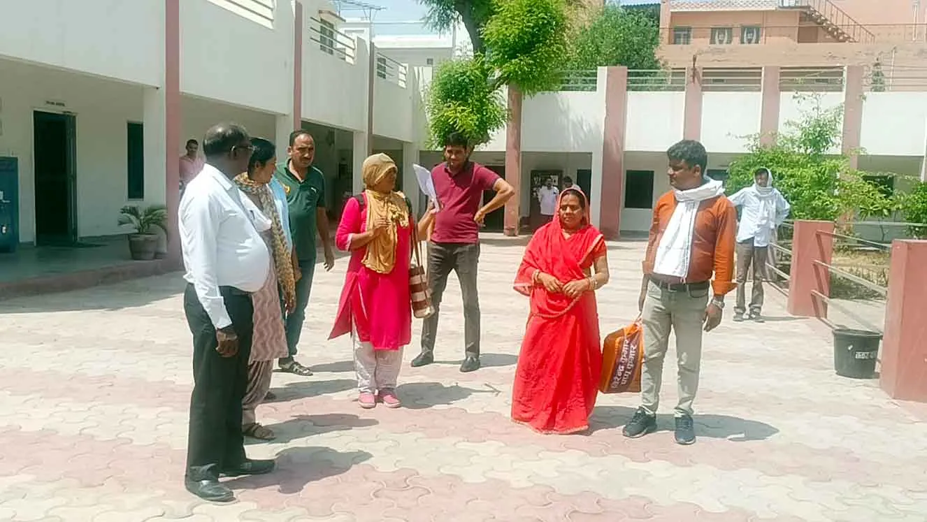 यूपी से लापता मानसिक विक्षिप्त युवती पहुंची सादुलपुर, पुलिस ने परिजनों को सौंपा
