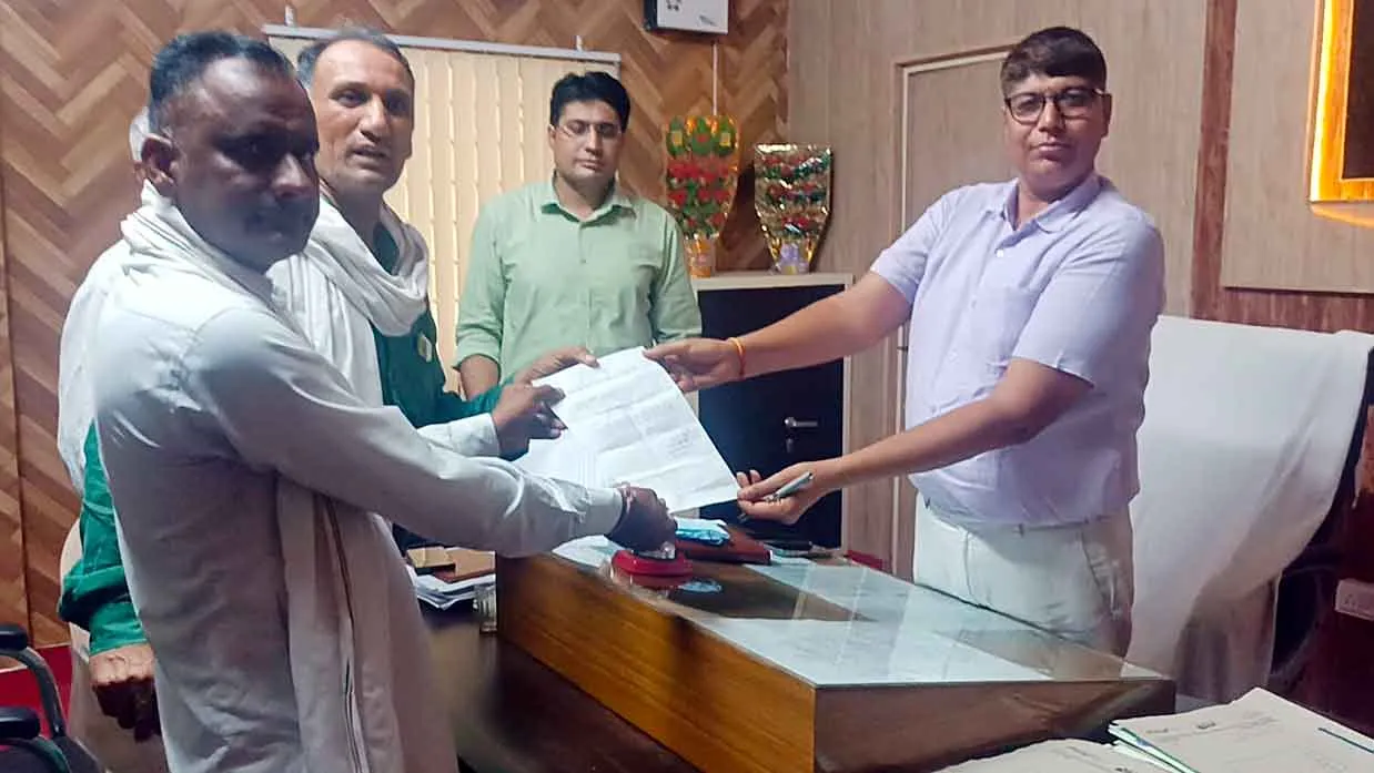 पेयजल आपूर्ति हेतु पानी के टैंकर डलवाने की माँग