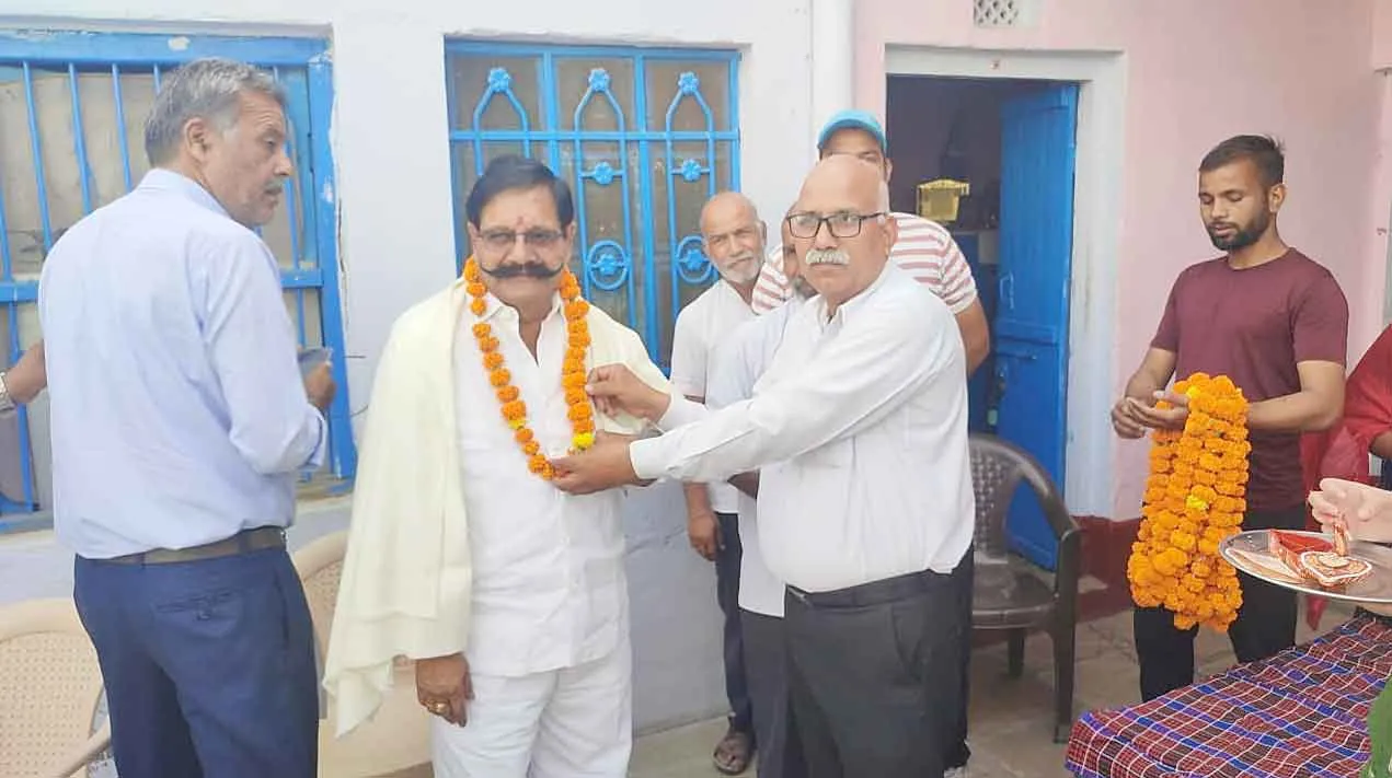 माटी कला बोर्ड अध्यक्ष पहुँचे सादुलपुर, शॉल ओढ़ाकर व माला पहनाकर किया स्वागत