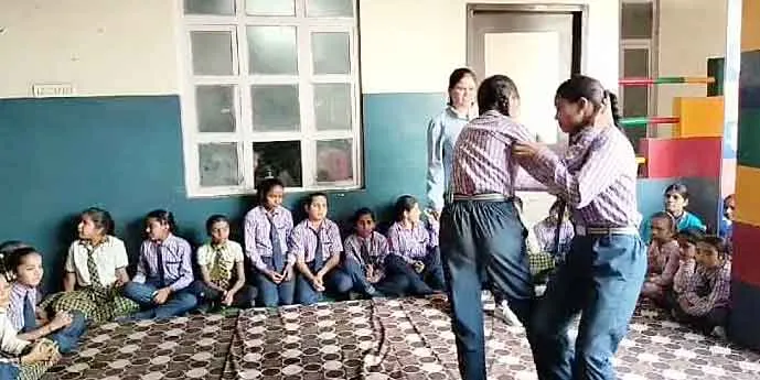 छात्राओं को सिखाए आत्मरक्षा के गुर, चार दिनों से चल रहा कैंप