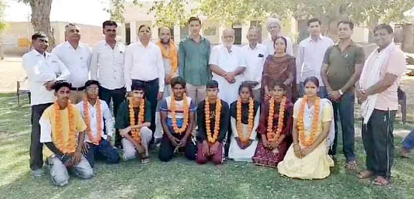 Honored were Students: अव्वल रहे विद्यार्थियों को किया सम्मानित
