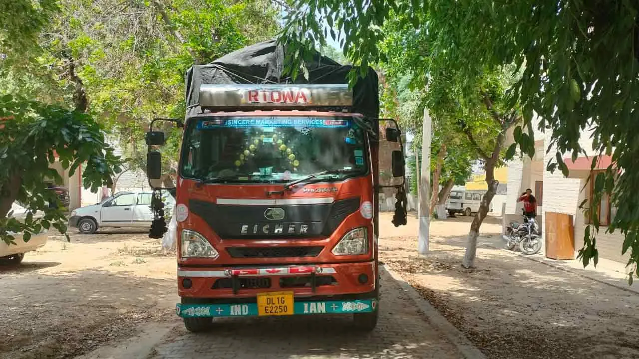 अंग्रेजी शराब से भरा ट्रक जब्त, 40 लाख रुपए कीमत की 7800 बोतलें बरामद