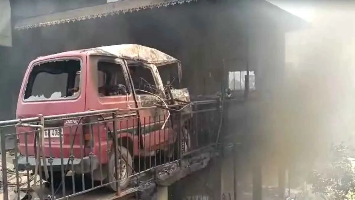Himachal Forest Fire: धर्मपुर में जंगल की आग घरों तक पहुंची, घर के सभी लोग बाहर निकलकर भागे