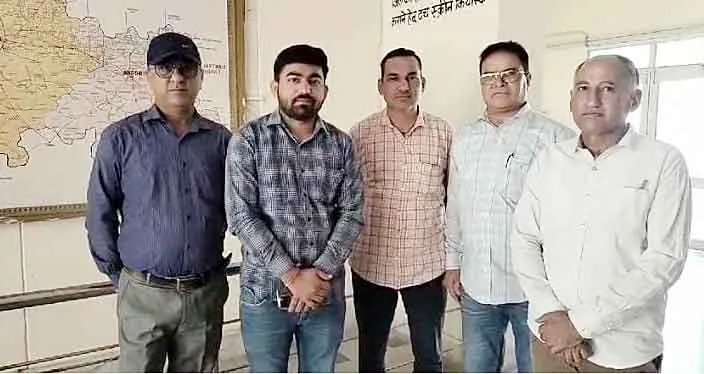 झुंझुनू तहसीलदार के खिलाफ कार्रवाई से हुए नाराज