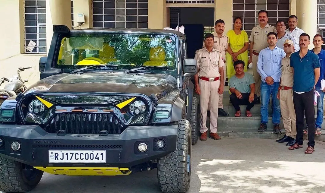 सड़क पर चलती गाड़ी में स्टेयरिंग छोड़कर छत पर कर रहा था खतरनाक स्टंट, थार सहित किया अंदर