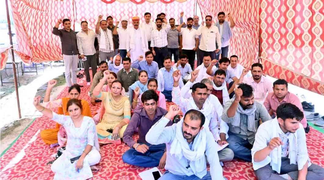 निलंबित कर्मचारियों की बहाली की मांग, बेमियादी कार्य बहिष्कार शुरू